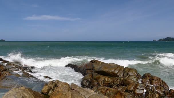 Stormachtige zee golven op rotsachtige strand in de buurt van Phuket Thailand, Slow motion, close-up. — Stockvideo