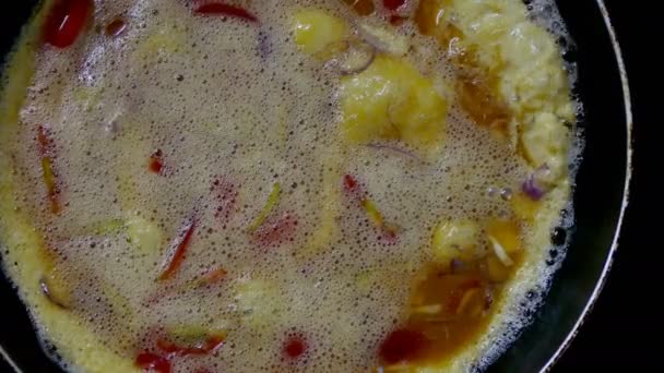 在一个平底锅，视图顶部烹调 4 k 煎蛋卷 — 图库视频影像