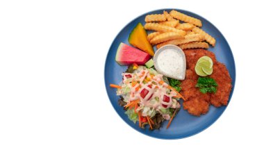 Salata ve çitle kızartılmış domuz eti beyaz arka planda üst manzara, kırpma yolları