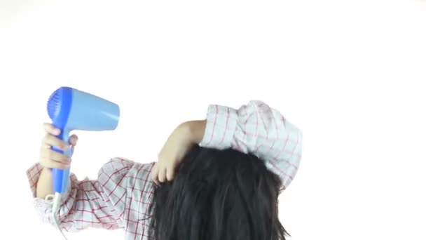 HD кадри маленька Азіатська дівчина сушіння волосся з феном — стокове відео