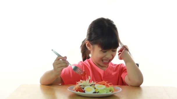 Hd 映像をすぐに若い女の子の好きではない野菜を食べて — ストック動画