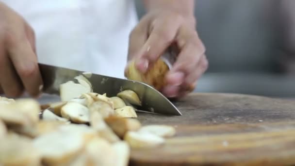 HD-Aufnahmen aus der Nähe von Koch, der Pilze in der Küche schneidet — Stockvideo