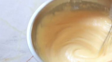 Bunda kek hamuru karıştırma