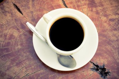 Ahşap masa üstten görünüm üzerinde siyah kahve fincanı