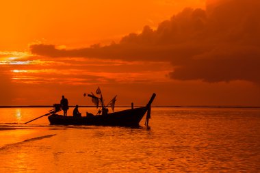 Güney Tayland Tayland balıkçı teknesi silüeti