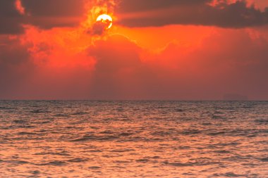 Denizde gün doğumu