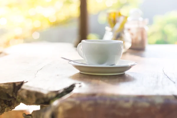 Copo de café ao ar livre com luz solar - estilo de processo de efeito vintage — Fotografia de Stock