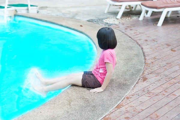 Woman in luxury spa resort near the swimming pool — Stock Photo, Image