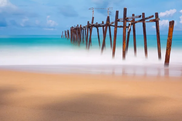 Giorno Lunga esposizione vecchio Ponte di legno — Foto Stock