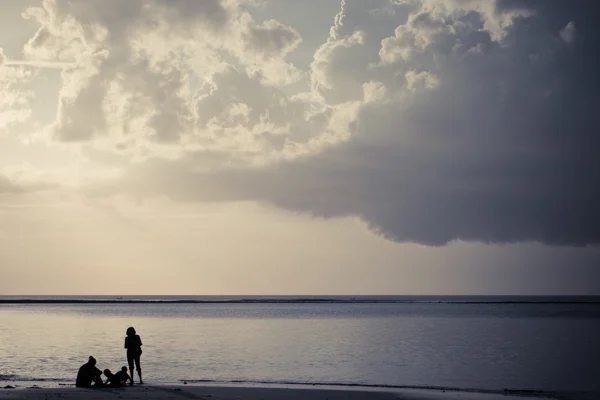 Silhouette d'une famille sur la plage — Photo