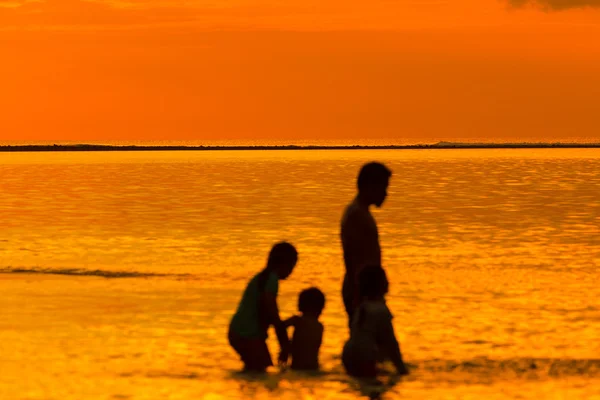 Silhouet van familie op het strand — Stockfoto