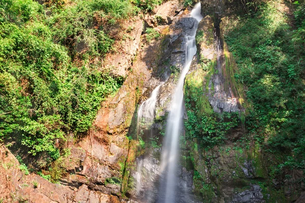 Cascade de forêt profonde à Phang Nga, Sud de la Thaïlande — Photo