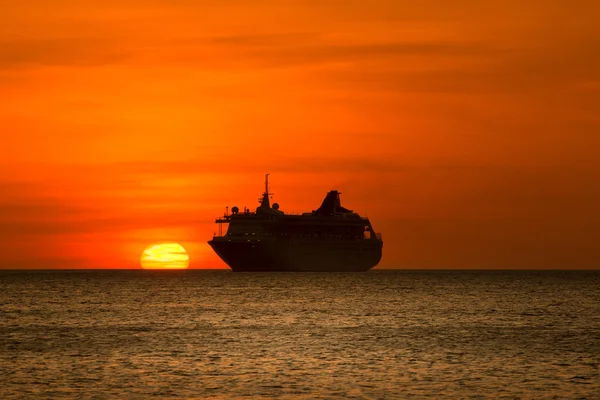 Silhueta barco ao pôr do sol — Fotografia de Stock