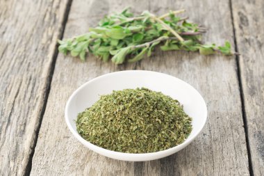 taze ve kurutulmuş marjoram. 