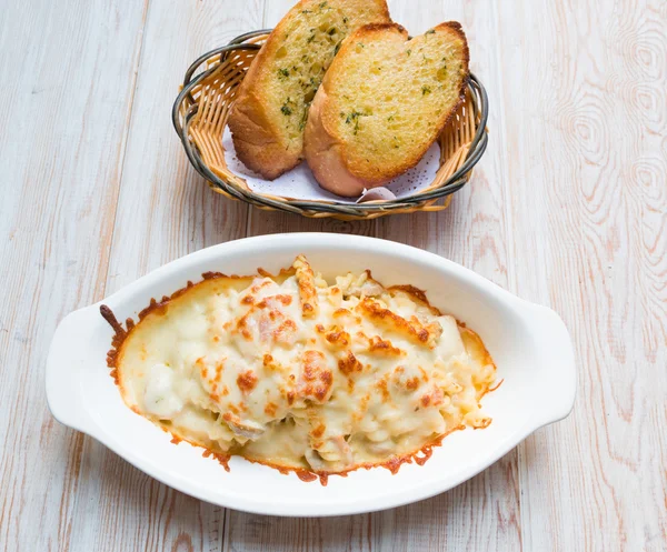 Pastas de fusilli al horno con queso cortado con pan de ajo en woo —  Fotos de Stock