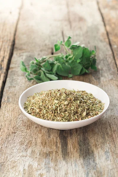 Oregano, färsk och torkad på ett träbord — Stockfoto