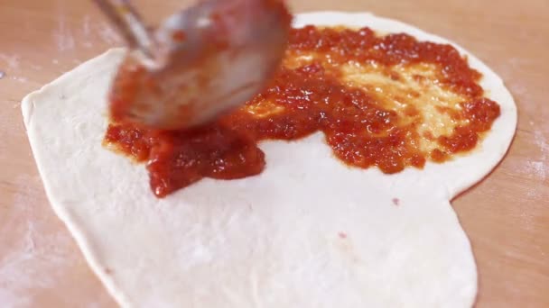 HD-beeldmateriaal dicht omhoog hand chef-kok gips gebak voor pizza — Stockvideo
