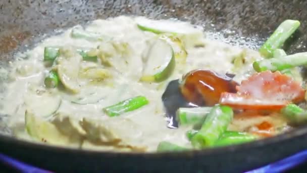 Imagens em HD, Close-up chefs cozinhar berinjela tailandês comida, frango caril verde na cozinha — Vídeo de Stock