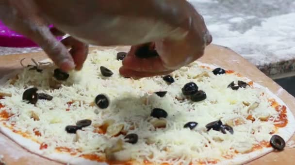 HD długość mierzona w stopach Zamknij się ręka szefa kuchni tynk ciasta do pizzy — Wideo stockowe