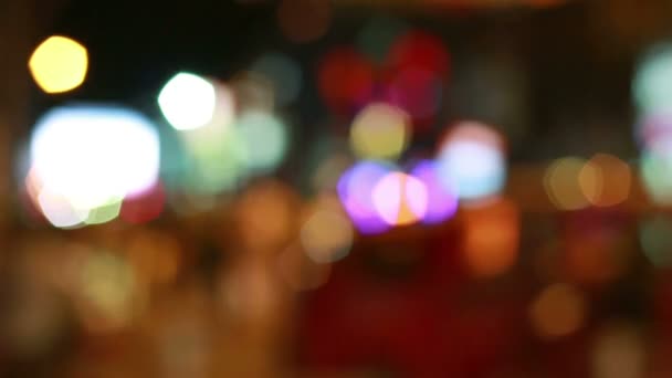 HD кадри, відблиску ніч Світлофори Патонг острова Пхукет Таїланд, з розмиті рухомих людей, у нічний — стокове відео