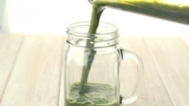HD ayak yakın çekim yeşil karışımı sebze ve meyve güler yüzlü cam içine dökme.
