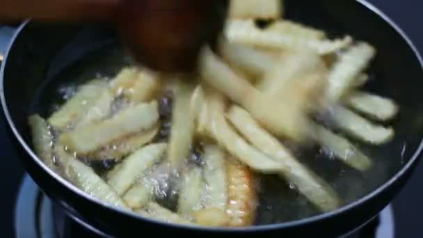 Hd footage, von oben gesehen werden Pommes frites in der Küche frittiert, hausgemacht — Stockvideo