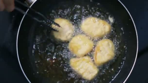 HD film, hemmagjord smet friterad kyckling nuggets i kök. — Stockvideo