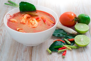 Tom Yam Kung, ahşap arka plan üzerinde baharatlı Tayland gıda