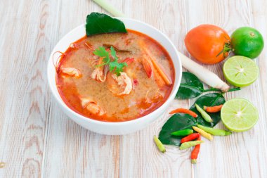 Tom Yam Kung, ahşap arka plan üzerinde baharatlı Tayland gıda