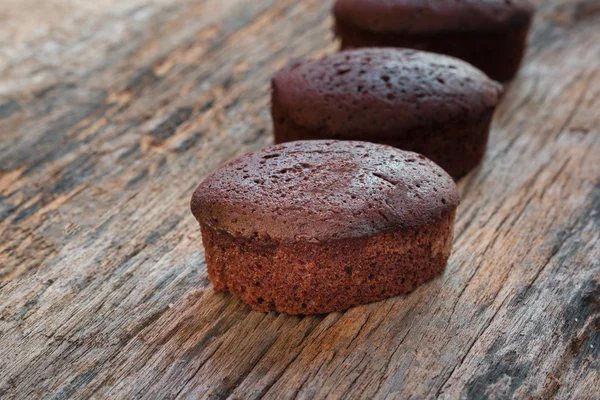 Закрыть шоколадные кексы на дереве — стоковое фото