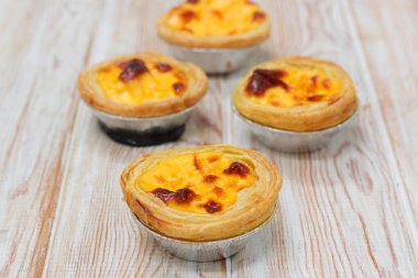 ahşap arka plan üzerinde lezzetli yumurta tart