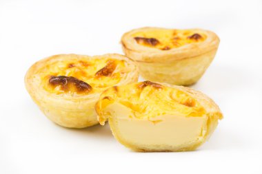 beyaz zemin üzerine lezzetli yumurta tart