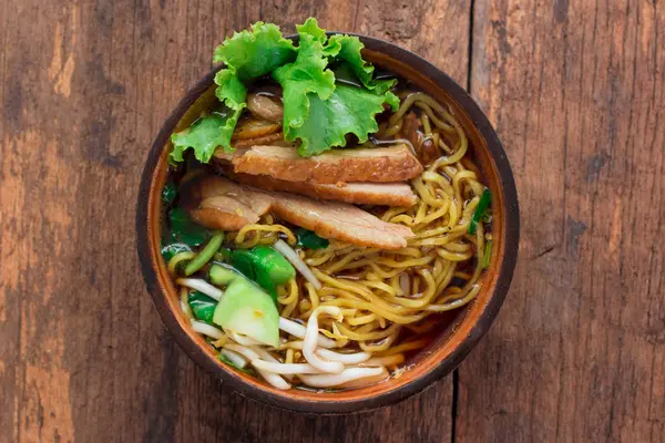Yellow noodle with duck on wood bolw — Stockfoto