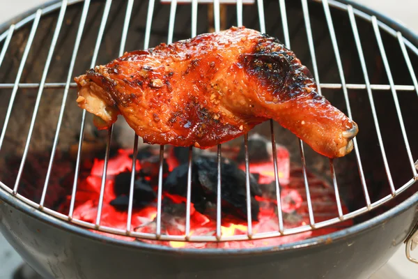 Jambe de poulet grillée sur le gril — Photo