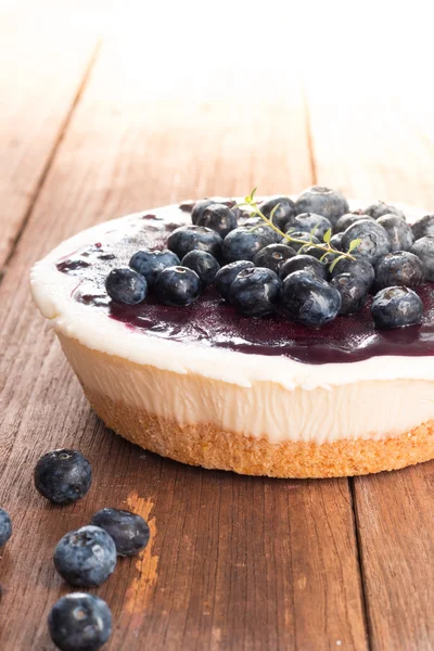 Queso pastel de arándanos en mesa de madera vieja — Foto de Stock