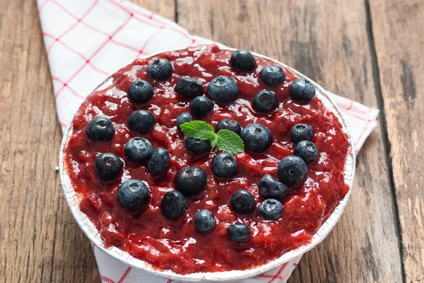 Strawberry cheese pie with fresh blueberry on wood — Stock fotografie