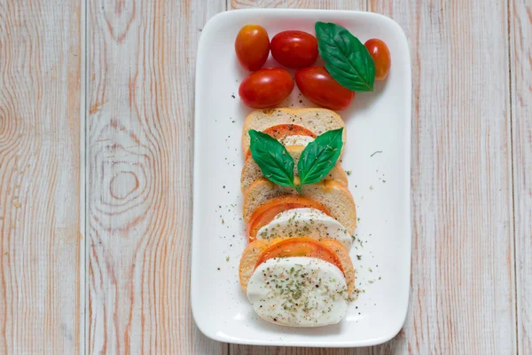 Čerstvé a chutné bruschetta — Stock fotografie