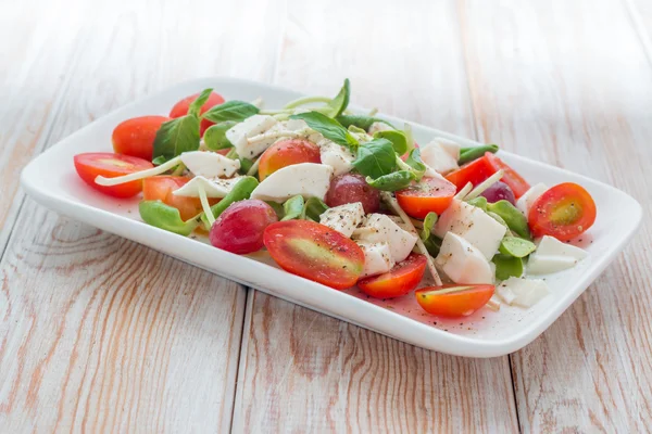 Salad with mozzarella, tomato, basil — 图库照片