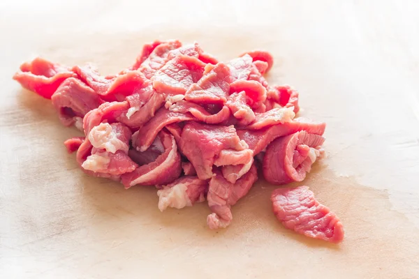 Carne fresca cruda en tabla de cortar —  Fotos de Stock