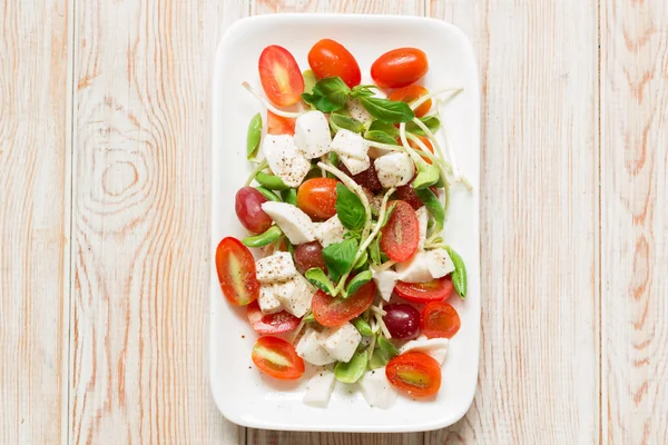 Salad with mozzarella, tomato, basil — 图库照片
