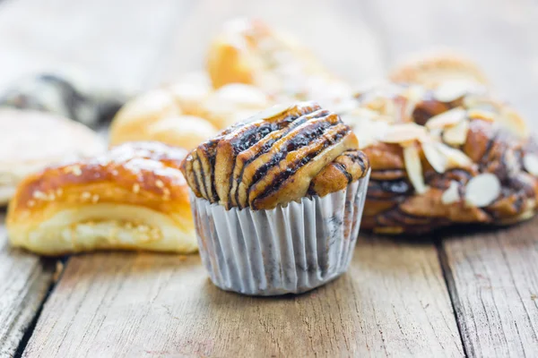 Pan dulce sobre fondo de madera vieja —  Fotos de Stock