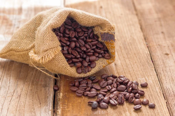 Chicchi di caffè in un sacchetto — Foto Stock