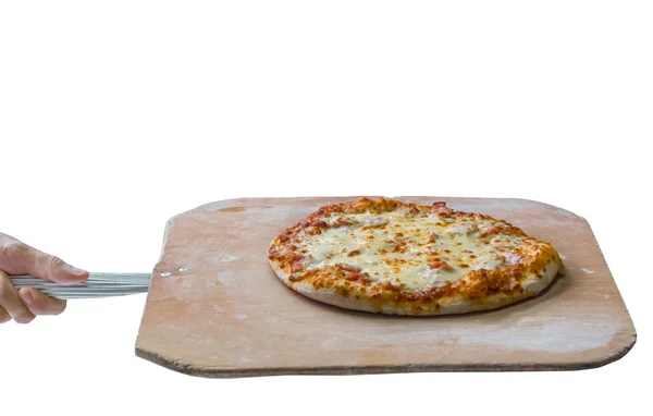 Hand schiebt die fertige Pizza mit dem Pizzasack aus dem Ofen lizenzfreie Stockfotos