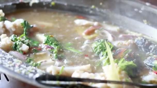 Imagens em HD de sopa de frutos do mar picante em panela quente — Vídeo de Stock