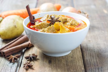 Domuz eti Mussaman köri ahşap arka plan üzerinde