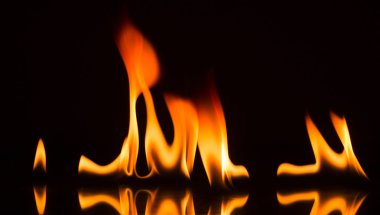 Siyah bir sırtüstü ateş edin