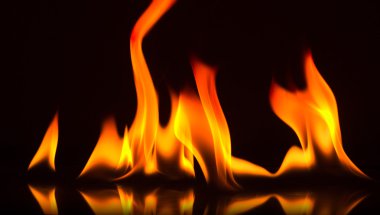 alevler siyah arkaplanda