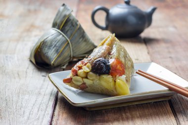 Köfte veya zongzi ahşap çay ile Asya Çin pirinç