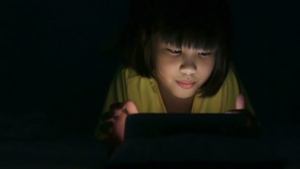 Imágenes de alta definición de Little Asian girl usando tableta por la noche — Vídeo de stock