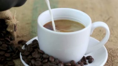 Sütlü kahve dökmenin HD görüntüleri